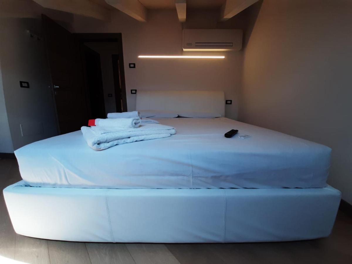 Bmp Apartment Deluxe 1 Jacuzzi Riscaldata Privata Vista Lago Di Garda Бренцоне-суль-Гарда Екстер'єр фото