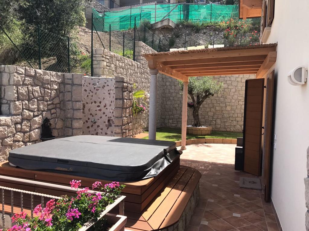 Bmp Apartment Deluxe 1 Jacuzzi Riscaldata Privata Vista Lago Di Garda Бренцоне-суль-Гарда Екстер'єр фото